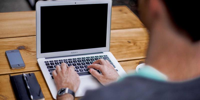 户外运动与室内健身的完美衔接：科学搭配瑜伽垫、瑜伽砖与伸展带