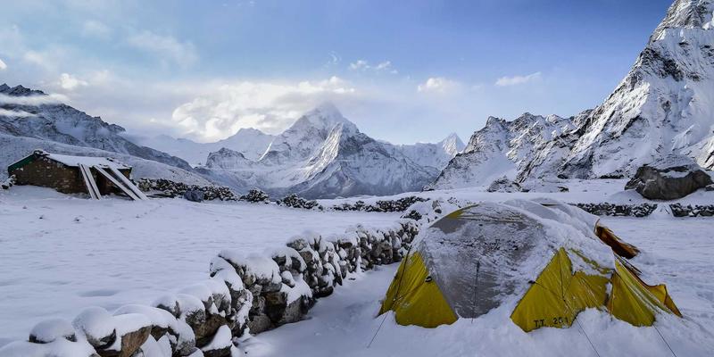 户外运动防水装备全解析：从GTX面料到密封工艺，如何选择冲锋衣与徒步鞋