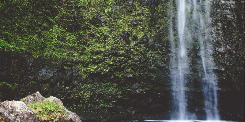 运动太阳镜技术剖析：偏光、变色与镜片曲率如何提升户外视觉表现与防护