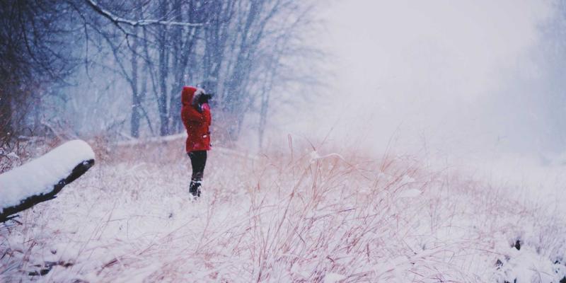 运动装备进阶指南：滑雪镜选购不止防雾，镜片颜色与透光率如何应对多变天气
